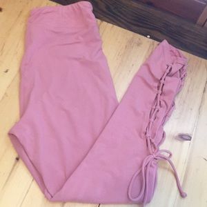 Leggings with cross cross tie at ankles